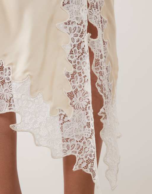 Miss Selfridge – Asymmetrischer Maxirock aus Satin in Buttermilchgelb, 3 von 5