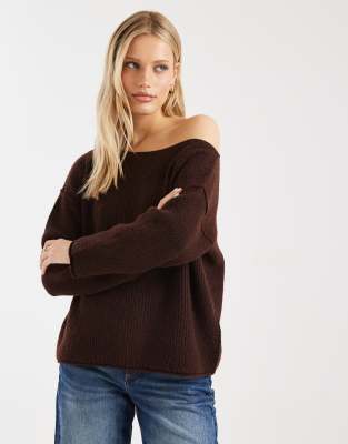 Miss Selfridge - Asymmetrischer, schulterfreier Strickpullover in Schokobraun mit lässigem, bequemem Schnitt-Brown