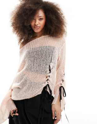 Miss Selfridge - Asymmetrischer Strickpullover mit durchbrochenem Strickmuster in Sanftrosa mit kontrastierendem Schleif...