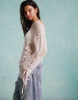 Miss Selfridge – Asymmetrischer, weitmaschiger Strickpullover in Cremeweiß mit farblich abgesetztem Schleifendetail