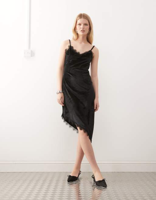 Miss Selfridge – Asymmetrisches Camisole-Minikleid aus Samt in Schwarz mit Spitzenbesatz, 2 von 4