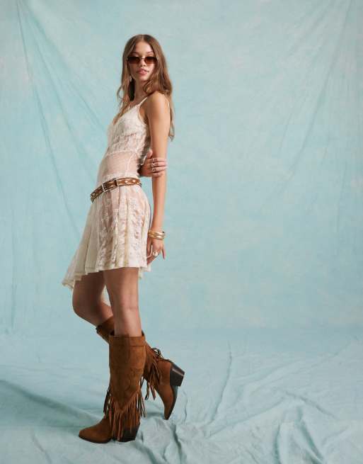 Miss Selfridge – Asymmetrisches Festival-Minikleid aus Spitze in Creme