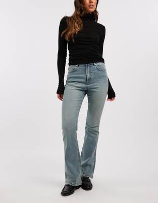 Miss Selfridge - Ausgestellte Jeans in Dirty-Waschung-Blau