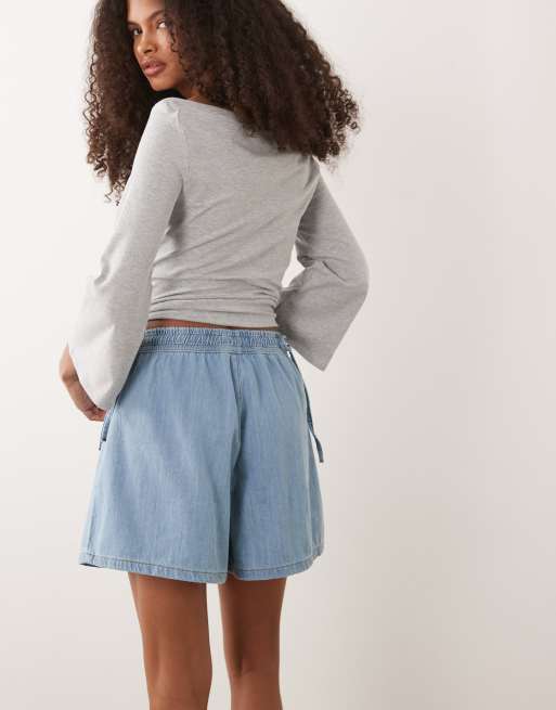Miss Selfridge – Ausgestellte Shorts in mittelblauer Waschung mit Schleifendetail, 5 von 5