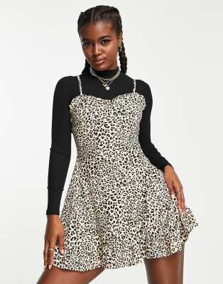 Miss Selfridge - Ausgestelltes 2-in-1-Minikleid mit Animalprint-Bunt