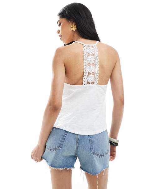 Miss Selfridge – Ausgestelltes Camisole-Top in Weiß mit Spitzenbahn am Rücken - view 1