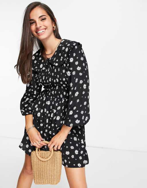 Miss Selfridge – Ausgestelltes, gerafftes Minikleid in Schwarz-Weiß mit Kragen und Gänseblümchenmuster 