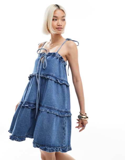 Miss Selfridge – Ausgestelltes Jeanskleid in mittlerer Waschung mit Rüschen - view 1