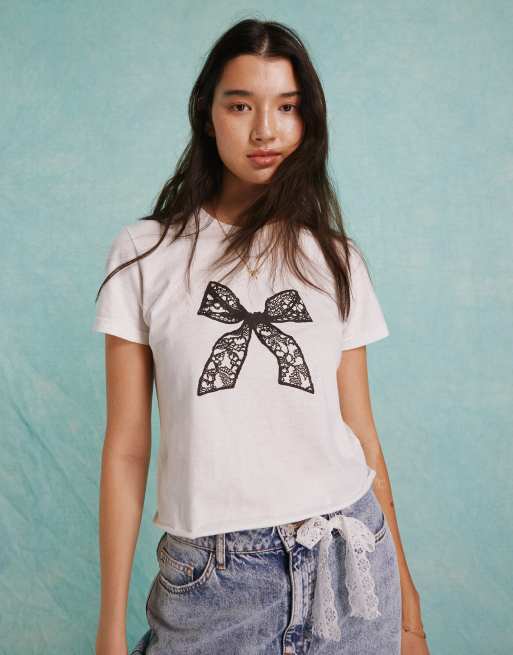Miss Selfridge - Baby T-shirt met korte mouwen en grafische print van kanten strik in wit