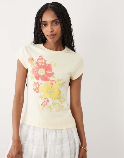 Miss Selfridge Baby-T-Shirt mit Blumenmuster in Buttermilchgelb - view 1