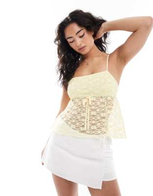 Miss Selfridge - Babydoll-Camisole in Buttermilchweiß mit Schleifendetail aus Spitze