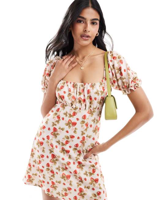 Miss Selfridge - Babydoll mini jurk met aardbeienprint