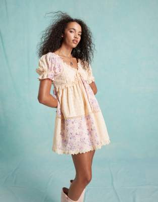 Miss Selfridge - Babydoll-Minikleid aus Materialmix mit Patchwork-Design-Bunt