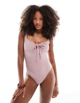 Miss Selfridge - Badeanzug in Staubrosa mit Lochstickerei-Struktur und Bindedetail vorn-Braun