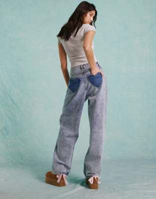 Miss Selfridge - Baggy-Jeans in Acid-Waschung mit Herztaschen-Blau