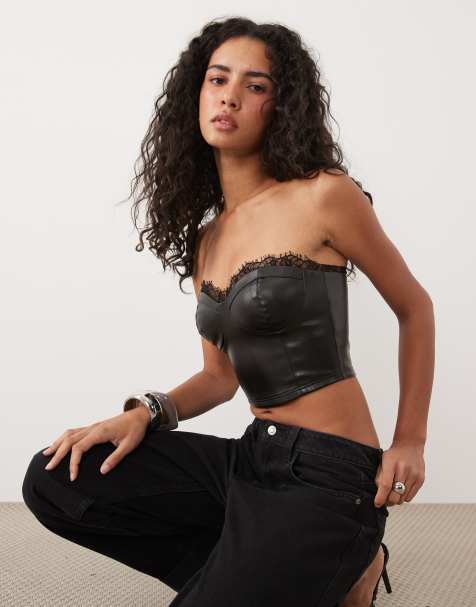 Miss Selfridge bandeau-top i imiteret læder med blondedetalje i sort - view 1