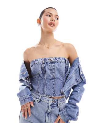 Miss Selfridge - Bandeauoberteil aus Denim in mittelblauer Waschung