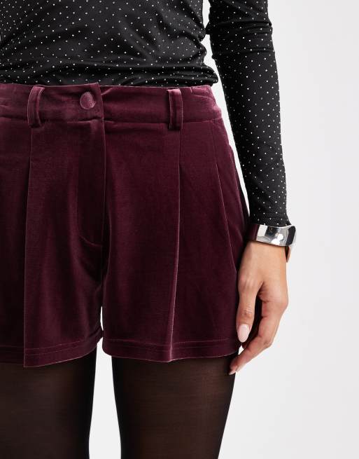 Miss Selfridge – Bärfärgade, extra kora shorts i sammet med figursydd design, 3 av 5