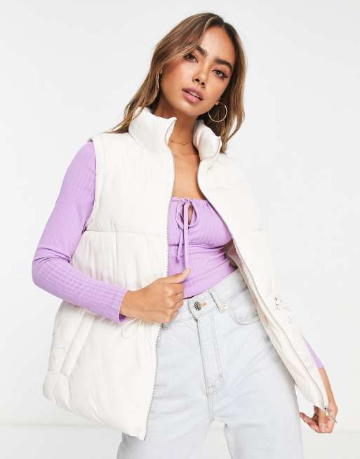 Miss Selfridge – Benvit pufferväst i lång modell med markerad midja 