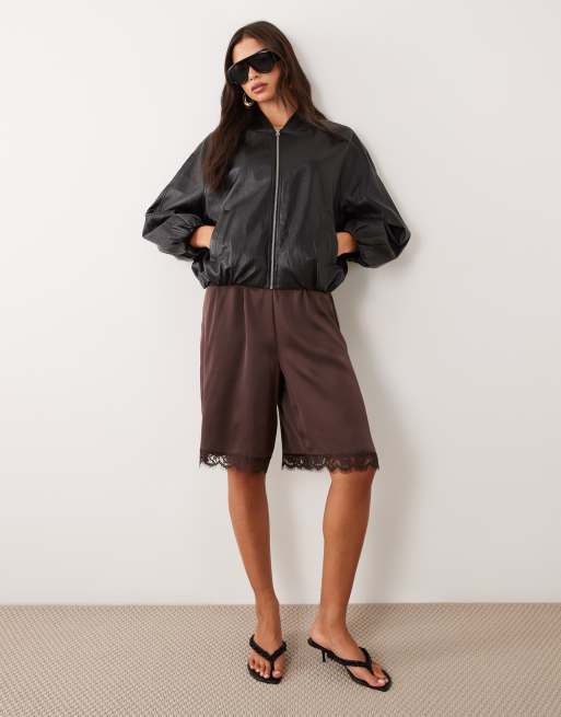 Miss Selfridge bermuda in raso e pizzo color cioccolato, 2 di 5