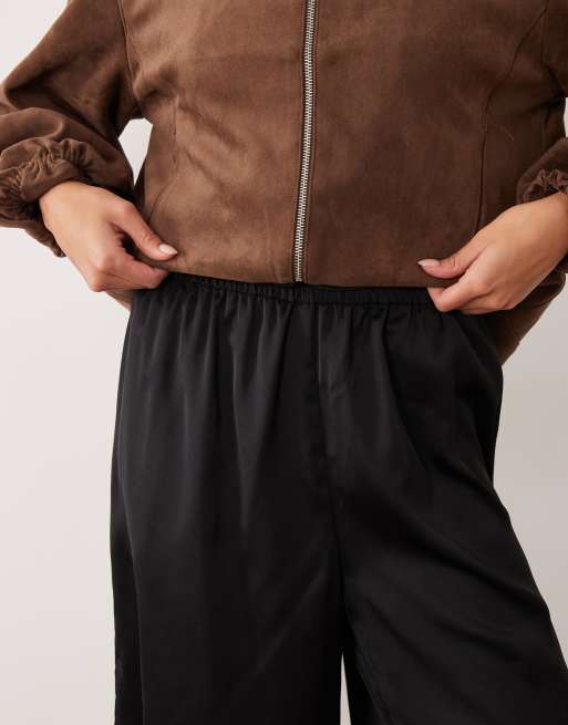 Miss Selfridge Bermuda-Shorts aus Satin und Spitze in Schwarz, 4 von 5