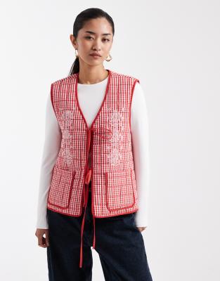 Miss Selfridge - Bestickte Weste in Rot mit gebundener Vorderseite und Vichy-Karos