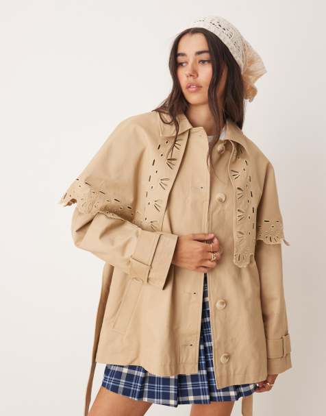 Miss Selfridge – Beżowy prochowiec o krótkim fasonie z peleryną z haftem angielskim - view 1