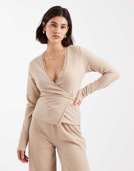 Miss Selfridge – Beżowy szczotkowany top o waflowej fakturze i kopertowym kroju