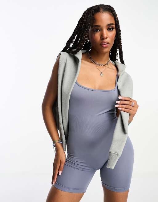 Miss Selfridge – Bezszwowy krótki kombinezon na ramiączkach o dopasowanym kroju z wycięciem w kształcie litery U na plecach w kolorze indygo