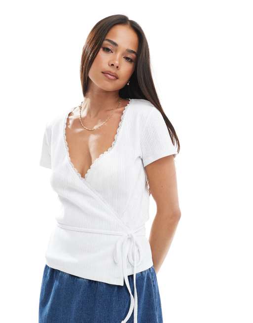 Miss Selfridge – Biała bluzka kopertowa z dzianiny pointelle z koronkowym wykończeniem