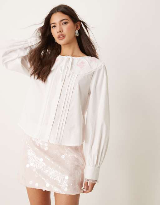 Miss Selfridge – Biała popelinowa koszula z zaszewkami i kołnierzem w haftowany wzór