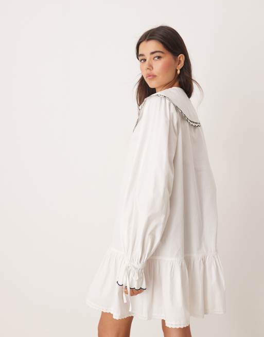 Miss Selfridge – Biała sukienka mini z haftowanym kołnierzem, 4 z 4