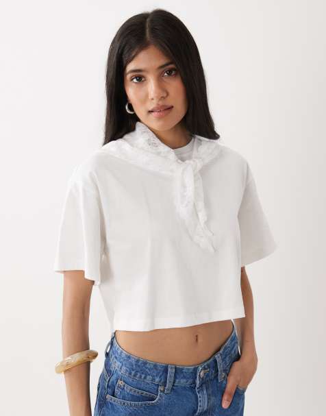 Miss Selfridge – Biały bawełniany T-shirt o pudełkowym kroju z koronkową apaszką - view 1