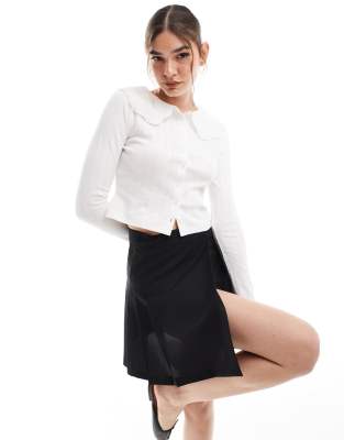 Miss Selfridge – Biały kardigan z kołnierzykiem i ażurowym wzorem