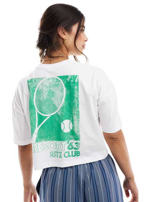 Miss Selfridge – Biały T-shirt o krótkim fasonie i pudełkowym kroju z grafiką klubu tenisowego