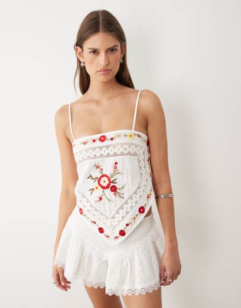 Miss Selfridge – Biały top o kroju chusty z haftowanym wzorem - view 1
