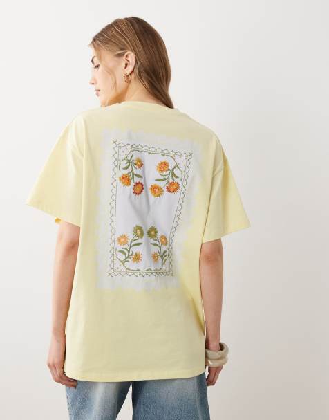 Miss Selfridge – Bladożółty T-shirt z haftowanym wzorem w kwiaty - view 1
