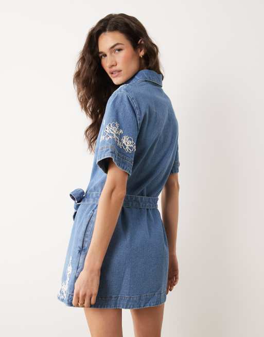 Miss Selfridge – Blåtvättad jeansklänning med broderi och skärp, 2 av 4