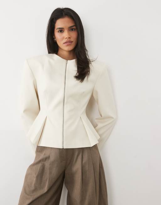 Miss Selfridge - Blazer sartoriale color avorio con spalle imbottite e peplo