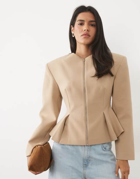 Miss Selfridge - Blazer sartoriale neutro con spalline imbottite e peplo - view 1