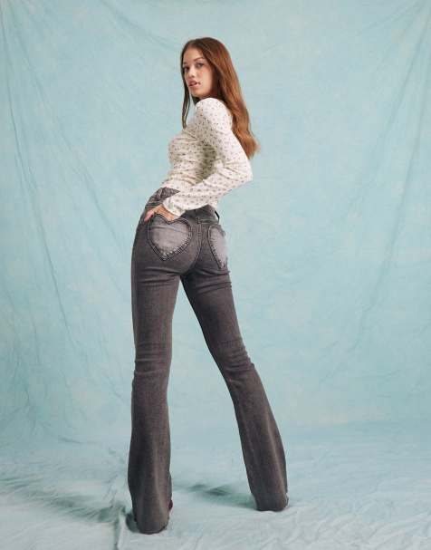 Miss Selfridge – Bleksvarta, utsvängda jeans med hjärtformade fickor - view 1