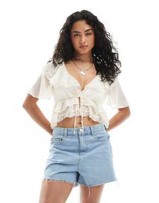 Miss Selfridge - Blouse à volants et liens sur le devant - Écru | ASOS