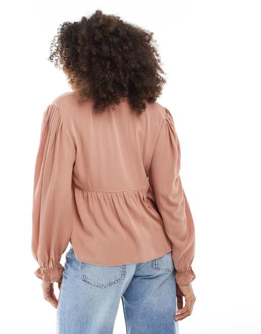 Miss Selfridge - Blusa a peplo color mocha allacciata sul davanti, 4 di 4
