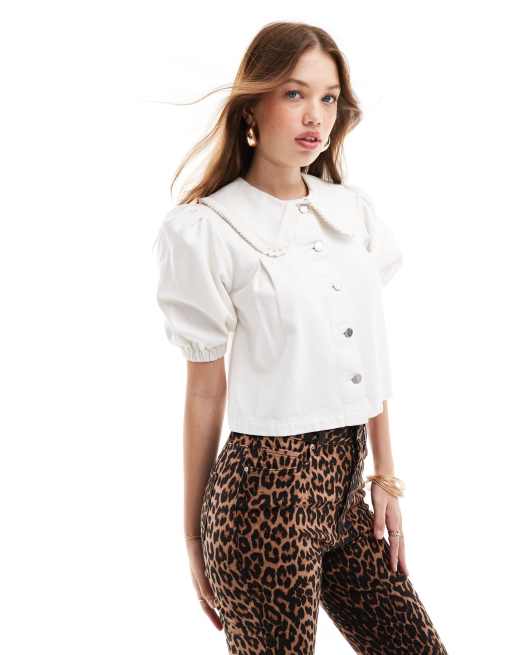 Miss Selfridge - Blusa di jeans bianca con volant sul colletto