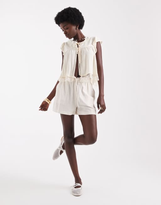 Miss Selfridge - Blusa ecru allacciata sul davanti con inserto in pizzo, 3 di 4