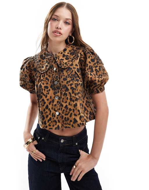 Miss Selfridge - Blusa in denim con stampa leopardata e colletto con volant