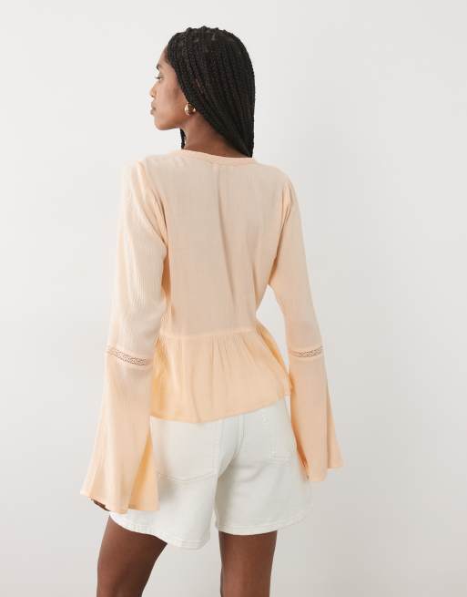Miss Selfridge - blusa peplum abotonada con mangas acampanadas en melocotón, 4 de 4
