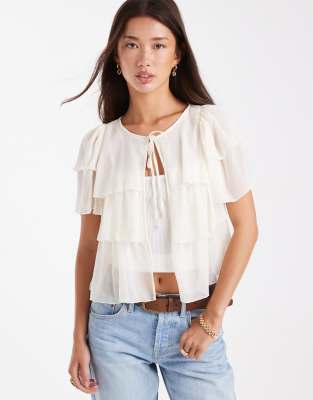Miss Selfridge - Bluse aus Chiffon in Ecru mit Bindebändern vorne und Knitteroptik-Weiß
