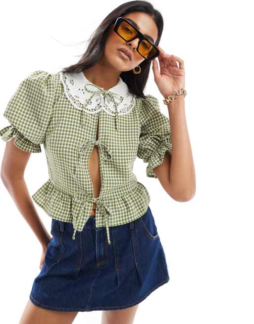 Miss Selfridge - Bluse med krave og bindebånd foran i khakigrønt gingham-print