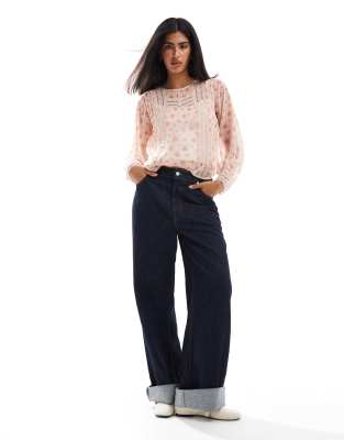 Miss Selfridge - Bluse mit Blümchenmuster und Zierbesatz oben-Rosa
